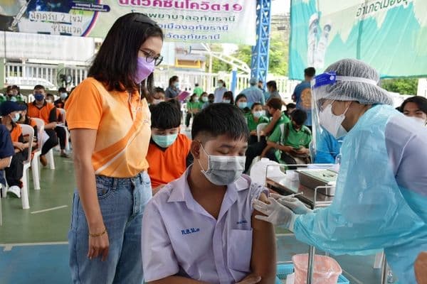 ภาพประกอบข่าว ลำดับที่ 4 จาก ให้กำลังใจนักเรียนโรงเรียนเทศบาลวัดหลวงราชาวาส และโรงเรียนชุมชนเทศบาลวัดมณีสถิตกปิฏฐาราม ระดับชั้นมัธยมศึกษาปีที่ 1 -3 ที่เข้ามารับการฉีดวัคซีนไฟเซอร์ หรือวัคซีนป้องกันโควิด-19