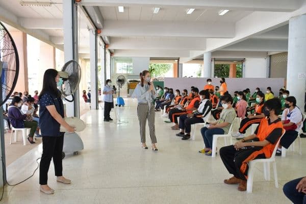 ภาพประกอบข่าว ลำดับที่ 7 จาก ให้กำลังใจนักเรียนโรงเรียนเทศบาลวัดหลวงราชาวาส และโรงเรียนชุมชนเทศบาลวัดมณีสถิตกปิฏฐาราม ระดับชั้นมัธยมศึกษาปีที่ 1 -3 ที่เข้ามารับการฉีดวัคซีนไฟเซอร์ หรือวัคซีนป้องกันโควิด-19