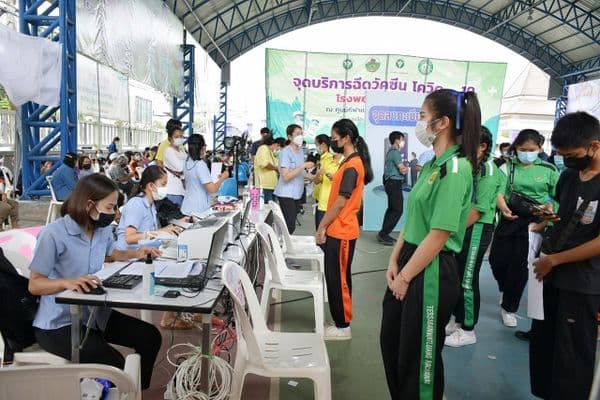 ภาพประกอบข่าว ลำดับที่ 8 จาก ให้กำลังใจนักเรียนโรงเรียนเทศบาลวัดหลวงราชาวาส และโรงเรียนชุมชนเทศบาลวัดมณีสถิตกปิฏฐาราม ระดับชั้นมัธยมศึกษาปีที่ 1 -3 ที่เข้ามารับการฉีดวัคซีนไฟเซอร์ หรือวัคซีนป้องกันโควิด-19