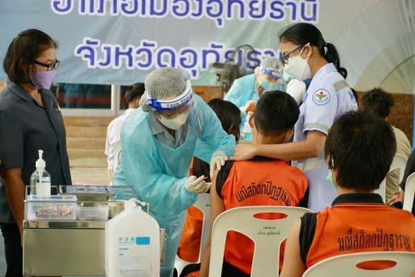ภาพประกอบข่าว ลำดับที่ 9 จาก ให้กำลังใจนักเรียนโรงเรียนเทศบาลวัดหลวงราชาวาส และโรงเรียนชุมชนเทศบาลวัดมณีสถิตกปิฏฐาราม ระดับชั้นมัธยมศึกษาปีที่ 1 -3 ที่เข้ามารับการฉีดวัคซีนไฟเซอร์ หรือวัคซีนป้องกันโควิด-19
