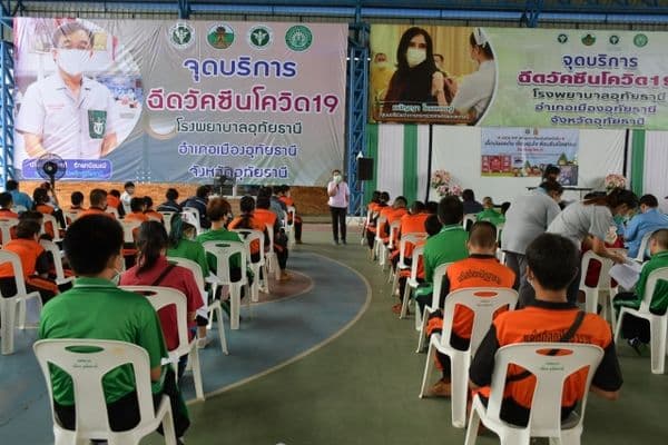 ภาพประกอบข่าว ลำดับที่ 11 จาก ให้กำลังใจนักเรียนโรงเรียนเทศบาลวัดหลวงราชาวาส และโรงเรียนชุมชนเทศบาลวัดมณีสถิตกปิฏฐาราม ระดับชั้นมัธยมศึกษาปีที่ 1 -3 ที่เข้ามารับการฉีดวัคซีนไฟเซอร์ หรือวัคซีนป้องกันโควิด-19