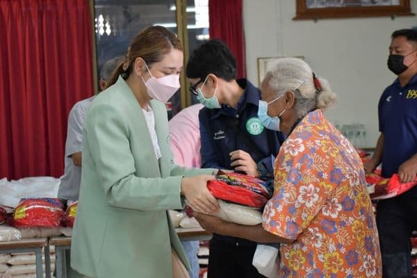 ภาพประกอบข่าว ลำดับที่ 4 จาก แจกข้าวสารและถุงยังชีพให้แก่ประชาชนผู้ขาดแคลนในเขตเทศบาลเมืองอุทัยธานี