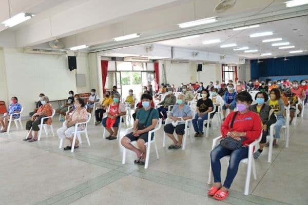 ภาพประกอบข่าว ลำดับที่ 12 จาก แจกข้าวสารและถุงยังชีพให้แก่ประชาชนผู้ขาดแคลนในเขตเทศบาลเมืองอุทัยธานี