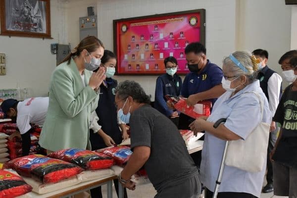 ภาพประกอบข่าว ลำดับที่ 13 จาก แจกข้าวสารและถุงยังชีพให้แก่ประชาชนผู้ขาดแคลนในเขตเทศบาลเมืองอุทัยธานี