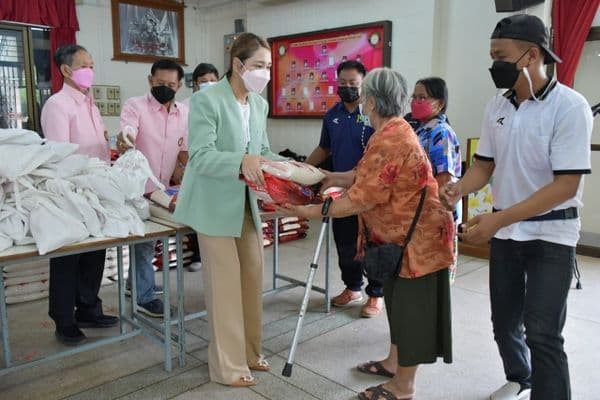 ภาพประกอบข่าว ลำดับที่ 17 จาก แจกข้าวสารและถุงยังชีพให้แก่ประชาชนผู้ขาดแคลนในเขตเทศบาลเมืองอุทัยธานี