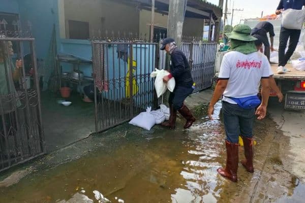 ภาพประกอบข่าว ลำดับที่ 7 จาก ลงพื้นที่ตรวจสอบระดับน้ำ พร้อมเฝ้าระวังระดับน้ำที่ไหลมาในพื้นที่เขตเทศบาลเมืองอุทัยธานี