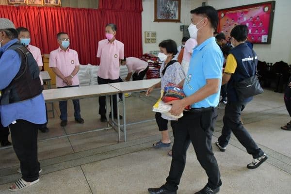 ภาพประกอบข่าว ลำดับที่ 1 จาก แจกข้าวสารและถุงยังชีพให้แก่ประชาชนผู้ขาดแคลนในเขตเทศบาลเมืองอุทัยธานี