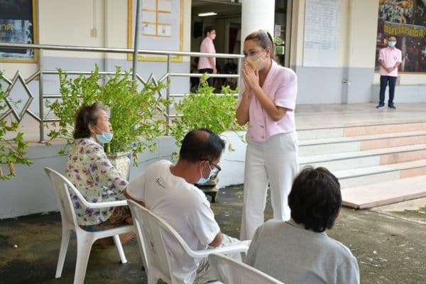 ภาพประกอบข่าว ลำดับที่ 4 จาก แจกข้าวสารและถุงยังชีพให้แก่ประชาชนผู้ขาดแคลนในเขตเทศบาลเมืองอุทัยธานี