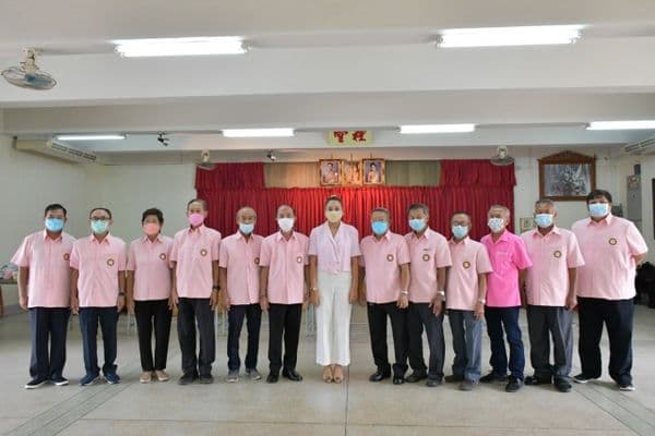 ภาพประกอบข่าว ลำดับที่ 8 จาก แจกข้าวสารและถุงยังชีพให้แก่ประชาชนผู้ขาดแคลนในเขตเทศบาลเมืองอุทัยธานี