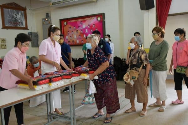 ภาพประกอบข่าว ลำดับที่ 10 จาก แจกข้าวสารและถุงยังชีพให้แก่ประชาชนผู้ขาดแคลนในเขตเทศบาลเมืองอุทัยธานี