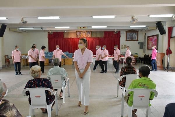 ภาพประกอบข่าว ลำดับที่ 14 จาก แจกข้าวสารและถุงยังชีพให้แก่ประชาชนผู้ขาดแคลนในเขตเทศบาลเมืองอุทัยธานี