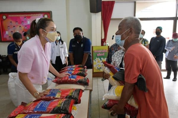 ภาพประกอบข่าว ลำดับที่ 18 จาก แจกข้าวสารและถุงยังชีพให้แก่ประชาชนผู้ขาดแคลนในเขตเทศบาลเมืองอุทัยธานี
