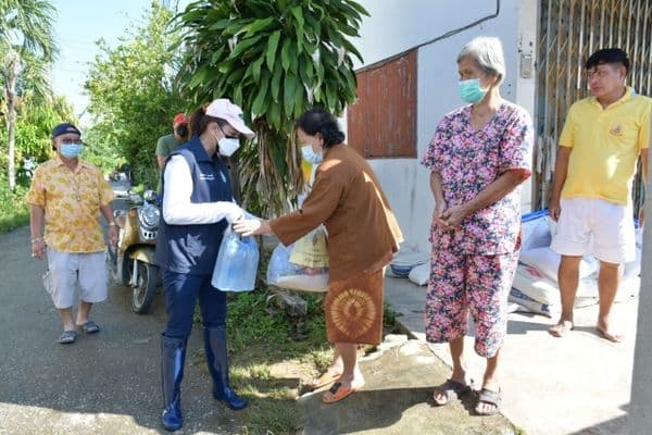 ภาพประกอบข่าว ลำดับที่ 17 จาก งพื้นที่ตรวจเยี่ยมให้กำลังใจและมอบถุงยังชีพ เพื่อบรรเทาความเดือดร้อนให้กับประชาชนหมู่บ้านวังยาง และหมู่บ้านชนากานต์