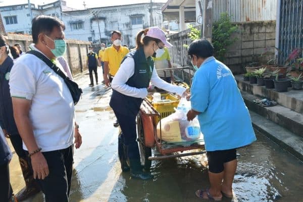 ภาพประกอบข่าว ลำดับที่ 23 จาก งพื้นที่ตรวจเยี่ยมให้กำลังใจและมอบถุงยังชีพ เพื่อบรรเทาความเดือดร้อนให้กับประชาชนหมู่บ้านวังยาง และหมู่บ้านชนากานต์