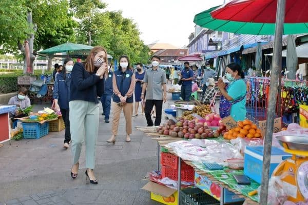ภาพประกอบข่าว ลำดับที่ 4 จาก พูดคุยพบปะ และให้กำลังใจ พ่อค้าแม่ค้าตลาดเย็นลานสะแกกรัง