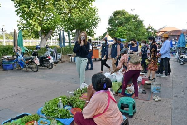 ภาพประกอบข่าว ลำดับที่ 11 จาก พูดคุยพบปะ และให้กำลังใจ พ่อค้าแม่ค้าตลาดเย็นลานสะแกกรัง