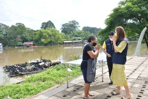 ภาพประกอบข่าว ลำดับที่ 3 จาก มอบเงินช่วยเหลือ และถุงยังชีพเยียวยา ผู้ประสบเหตุเพลิงไหม้แพอาศัพ
