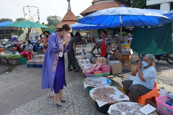 ภาพประกอบข่าว ลำดับที่ 1 จาก พบปะพูดคุย และให้กำลังใจพ่อค้าแม่ค้าตลาดเช้าลานสะแกกรังในการค้าขายช่วงเศรษฐกิจโควิด