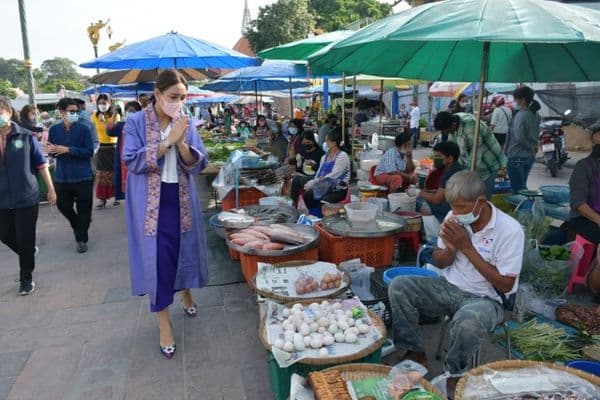 ภาพประกอบข่าว ลำดับที่ 2 จาก พบปะพูดคุย และให้กำลังใจพ่อค้าแม่ค้าตลาดเช้าลานสะแกกรังในการค้าขายช่วงเศรษฐกิจโควิด