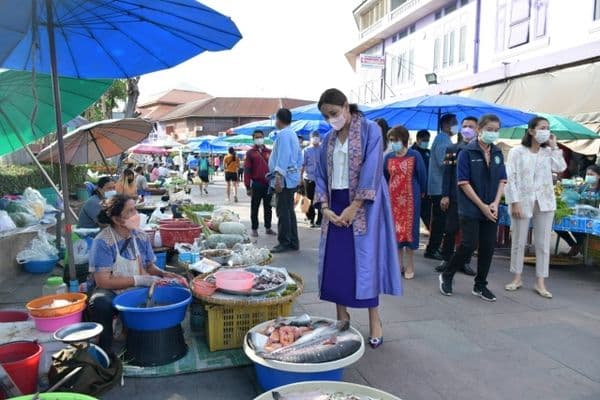 ภาพประกอบข่าว ลำดับที่ 3 จาก พบปะพูดคุย และให้กำลังใจพ่อค้าแม่ค้าตลาดเช้าลานสะแกกรังในการค้าขายช่วงเศรษฐกิจโควิด
