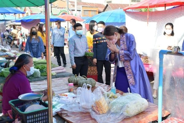 ภาพประกอบข่าว ลำดับที่ 5 จาก พบปะพูดคุย และให้กำลังใจพ่อค้าแม่ค้าตลาดเช้าลานสะแกกรังในการค้าขายช่วงเศรษฐกิจโควิด
