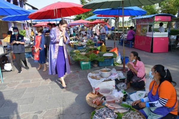 ภาพประกอบข่าว ลำดับที่ 8 จาก พบปะพูดคุย และให้กำลังใจพ่อค้าแม่ค้าตลาดเช้าลานสะแกกรังในการค้าขายช่วงเศรษฐกิจโควิด