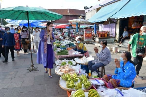 ภาพประกอบข่าว ลำดับที่ 14 จาก พบปะพูดคุย และให้กำลังใจพ่อค้าแม่ค้าตลาดเช้าลานสะแกกรังในการค้าขายช่วงเศรษฐกิจโควิด