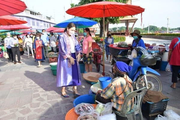 ภาพประกอบข่าว ลำดับที่ 17 จาก พบปะพูดคุย และให้กำลังใจพ่อค้าแม่ค้าตลาดเช้าลานสะแกกรังในการค้าขายช่วงเศรษฐกิจโควิด