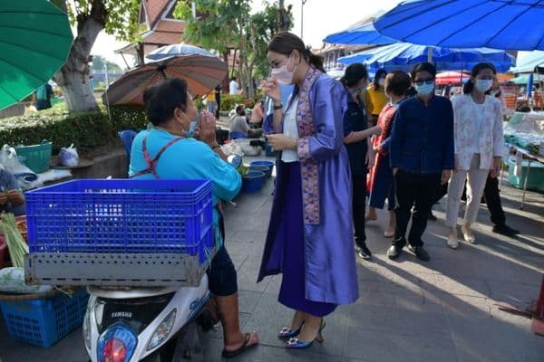 ภาพประกอบข่าว ลำดับที่ 20 จาก พบปะพูดคุย และให้กำลังใจพ่อค้าแม่ค้าตลาดเช้าลานสะแกกรังในการค้าขายช่วงเศรษฐกิจโควิด