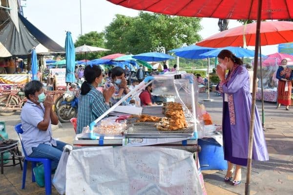 ภาพประกอบข่าว ลำดับที่ 21 จาก พบปะพูดคุย และให้กำลังใจพ่อค้าแม่ค้าตลาดเช้าลานสะแกกรังในการค้าขายช่วงเศรษฐกิจโควิด