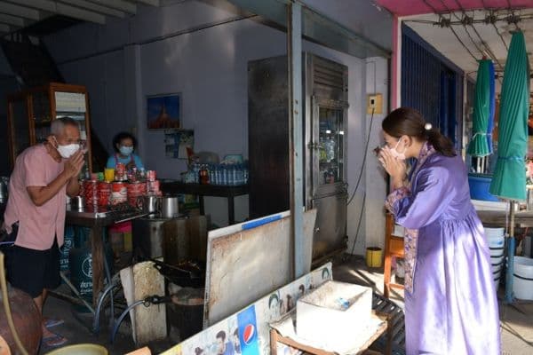 ภาพประกอบข่าว ลำดับที่ 24 จาก พบปะพูดคุย และให้กำลังใจพ่อค้าแม่ค้าตลาดเช้าลานสะแกกรังในการค้าขายช่วงเศรษฐกิจโควิด