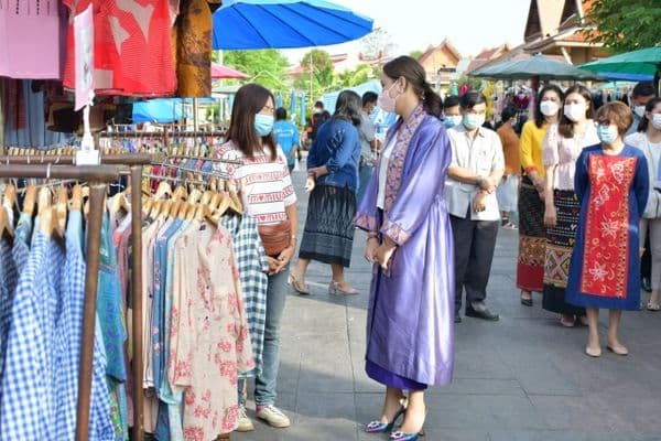 ภาพประกอบข่าว ลำดับที่ 25 จาก พบปะพูดคุย และให้กำลังใจพ่อค้าแม่ค้าตลาดเช้าลานสะแกกรังในการค้าขายช่วงเศรษฐกิจโควิด