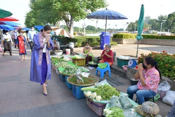 ภาพประกอบข่าว ลำดับที่ 26 จาก พบปะพูดคุย และให้กำลังใจพ่อค้าแม่ค้าตลาดเช้าลานสะแกกรังในการค้าขายช่วงเศรษฐกิจโควิด