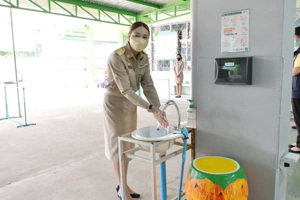 ภาพประกอบข่าว ลำดับที่ 5 จาก ตรวจเยี่ยมโรงเรียนโรงเรียนที่เปิดเทอมวันแรก เพื่อตรวจเยี่ยมความพร้อมในการจัดการเรียนการสอนของสถานศึกษาในสังกัด