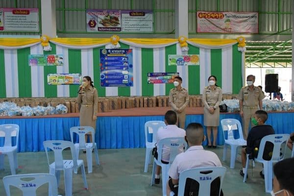 ภาพประกอบข่าว ลำดับที่ 13 จาก ตรวจเยี่ยมโรงเรียนโรงเรียนที่เปิดเทอมวันแรก เพื่อตรวจเยี่ยมความพร้อมในการจัดการเรียนการสอนของสถานศึกษาในสังกัด