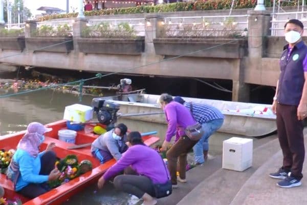 ภาพประกอบข่าว ลำดับที่ 2 จาก ภารกิจรักษาสิ่งแวดล้อมหลังวันลอยกระทงในแม่น้ำสะแกกรัง