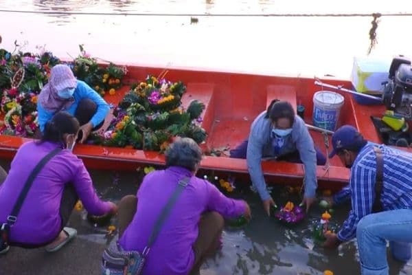 ภาพประกอบข่าว ลำดับที่ 3 จาก ภารกิจรักษาสิ่งแวดล้อมหลังวันลอยกระทงในแม่น้ำสะแกกรัง