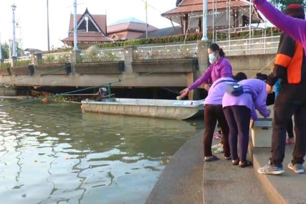 ภาพประกอบข่าว ลำดับที่ 7 จาก ภารกิจรักษาสิ่งแวดล้อมหลังวันลอยกระทงในแม่น้ำสะแกกรัง