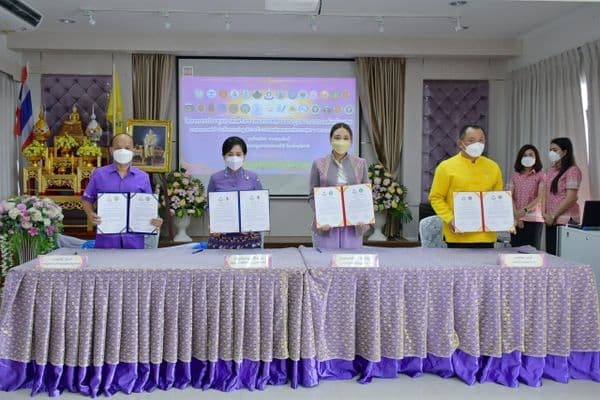 ภาพประกอบข่าว ลำดับที่ 2 จาก ร่วมพิธีเปิดและลงนามบันทึกข้อตกลงความร่วมมือ โครงการประชุมภาคีเครือข่ายและจัดทำแผนบูรณาการการดำเนินงาน ตามพระราชดำริ สมเด็จพระกนิษฐาธิราชเจ้า กรมสมเด็จพระเทพรัตนราชสุดาฯ สยามบรมราชกุมารี ประจำปีงบประมาณ 2565