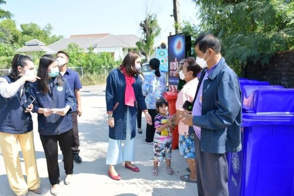 ภาพประกอบข่าว ลำดับที่ 16 จาก มอบถังขยะให้กับตัวแทนชุมชน ทั้ง 15 ชุมชน