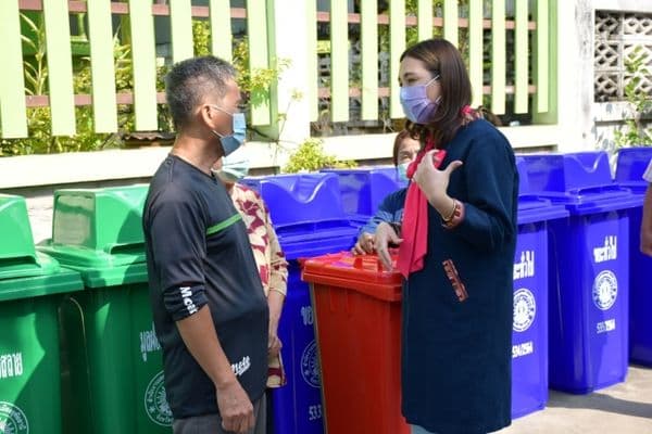 ภาพประกอบข่าว ลำดับที่ 23 จาก มอบถังขยะให้กับตัวแทนชุมชน ทั้ง 15 ชุมชน