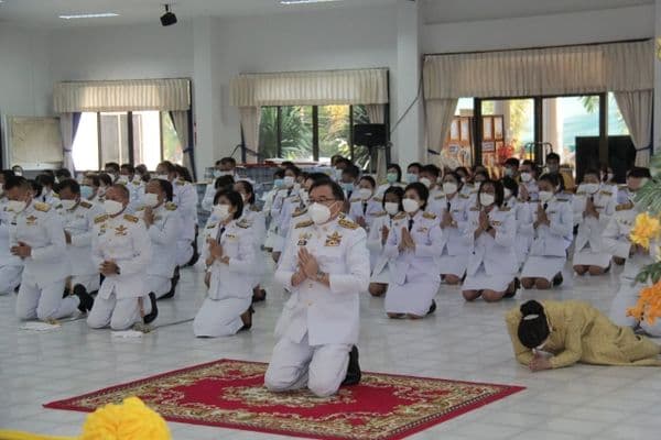 ภาพประกอบข่าว ลำดับที่ 2 จาก พิธีถวายพานพุ่มดอกไม้และพิธีถวายบังคม วันชาติ และ วันพ่อแห่งชาติ 5 ธันวาคม 2564