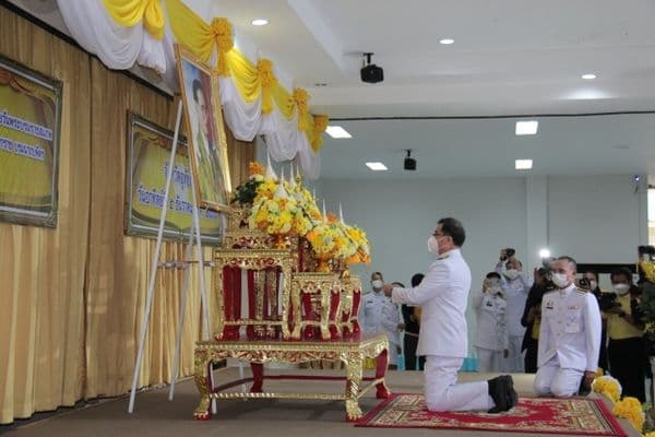 ภาพประกอบข่าว ลำดับที่ 7 จาก พิธีถวายพานพุ่มดอกไม้และพิธีถวายบังคม วันชาติ และ วันพ่อแห่งชาติ 5 ธันวาคม 2564