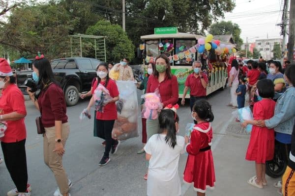 ภาพประกอบข่าว ลำดับที่ 1 จาก มอบของขวัญให้กับเด็กๆในวันคริสมาสต์