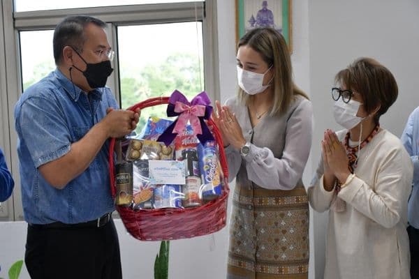 ภาพประกอบข่าว ลำดับที่ 11 จาก มอบกระเช้าอวยพรปีใหม่