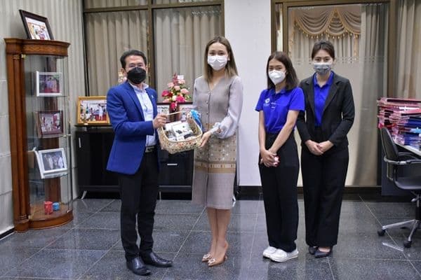 ภาพประกอบข่าว ลำดับที่ 12 จาก มอบกระเช้าอวยพรปีใหม่