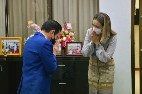 ภาพประกอบข่าว ลำดับที่ 17 จาก มอบกระเช้าอวยพรปีใหม่