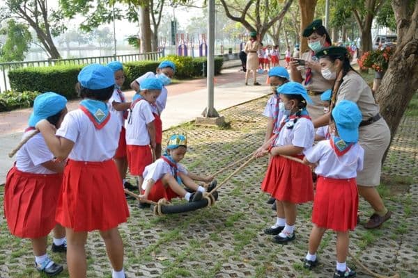 ภาพประกอบข่าว ลำดับที่ 2 จาก พิธีเปิดกิจกรรมโครงการลูกเสือน้อย ประจำปีการศึกษา 2564 ของโรงเรียนเทศบาลบ้านปากกะบาด