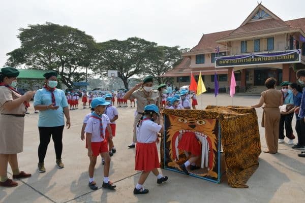 ภาพประกอบข่าว ลำดับที่ 5 จาก พิธีเปิดกิจกรรมโครงการลูกเสือน้อย ประจำปีการศึกษา 2564 ของโรงเรียนเทศบาลบ้านปากกะบาด