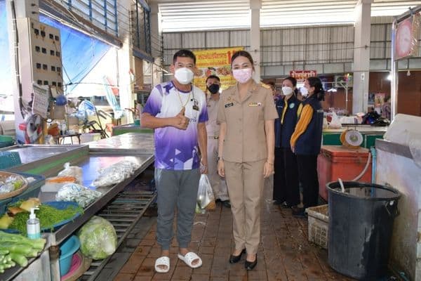 ภาพประกอบข่าว ลำดับที่ 2 จาก พูดคุยทักทายกับประชาชนที่มาเดินตลาดสดเทศบาล